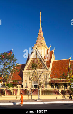 Mönch vor der Buddhist Institute, Phnom Penh, Kambodscha Stockfoto