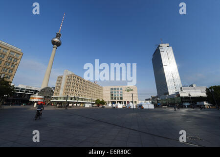 Der Alexanderplatz mit dem Alexanderhaus (L-R), der Fernsehturm, der Berolinahauses, der Mall Galeria Kaufhof und das Hotel Park Inn in Berlin, Deutschland, 20. August 2014. Foto: Jens Kalaene/dpa Stockfoto