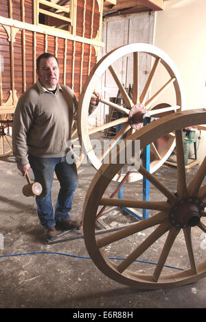 Traditionelle Stellmacher Greg Rowlands arbeitet an einem neuen Rad in seiner Werkstatt in Colyton Devon Stockfoto