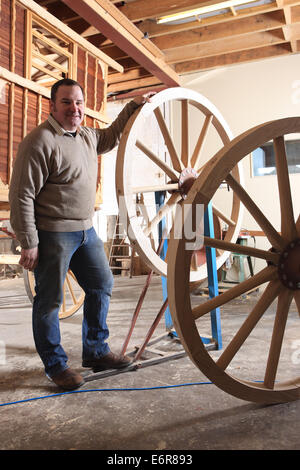 Traditionelle Stellmacher Greg Rowlands arbeitet an einem neuen Rad in seiner Werkstatt in Colyton Devon Stockfoto