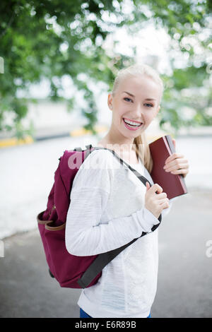 Glücklich Teenager-Studentin mit Büchern Stockfoto