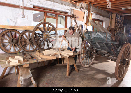 Traditionelle Stellmacher Greg Rowlands arbeitet an einem neuen Rad in seiner Werkstatt in Colyton Devon Stockfoto