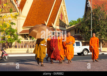 Mönche vor der Buddhist Institute, Phnom Penh, Kambodscha Stockfoto