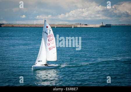 Segeln in Dun Laoghaire Hafen Stockfoto