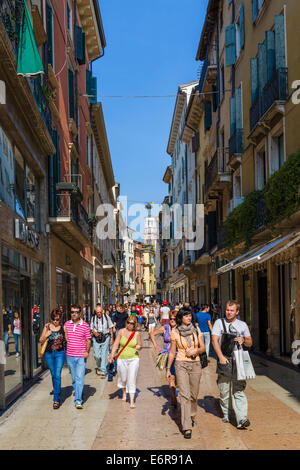 Geschäfte auf der Via Giuseppe Mazzini, Verona, Veneto, Italien Stockfoto