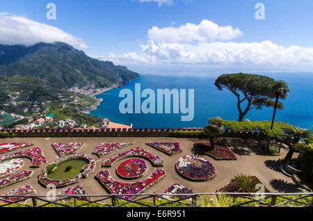 Berühmte Amalfiküste Blick von Ravello Rufolo Villa, Italien Stockfoto