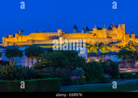 Nacht-Blick auf die mittelalterliche Festungsstadt mit Chateau Comtal, Carcassonne, Languedoc-Roussillon, Frankreich Stockfoto