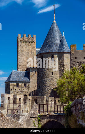 Chateau Comtal und Mauern der mittelalterlichen Festungsstadt Carcassonne, Languedoc-Roussillon, Frankreich Stockfoto