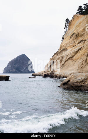Chief Kiawanda Rock Haystack Rock in Pacific City Oregon genannt. Stockfoto