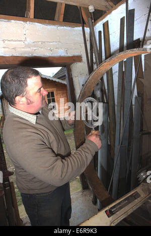 Traditionelle Stellmacher Greg Rowlands arbeitet an einem neuen Rad in seiner Werkstatt in Colyton Devon, mit einer Wheelwright.Travelers Stockfoto