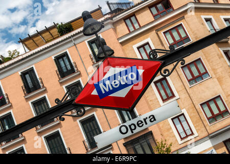 Typisches Metro Zeichen an der Oper Station, Madrid, Comunidad de Madrid, Spanien Stockfoto