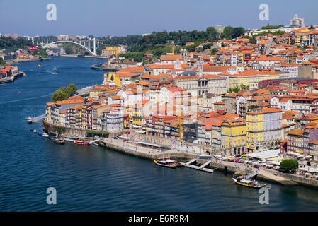 Blick auf den Stadtteil Ribeira und Fluss Douro Porto Portugal Stockfoto