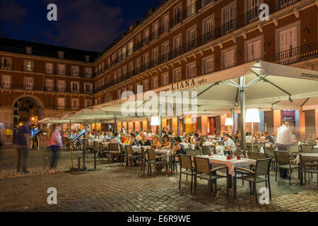 Nachtansicht des ein Außenrestaurant in Plaza Mayor, Madrid, Comunidad de Madrid, Spanien Stockfoto