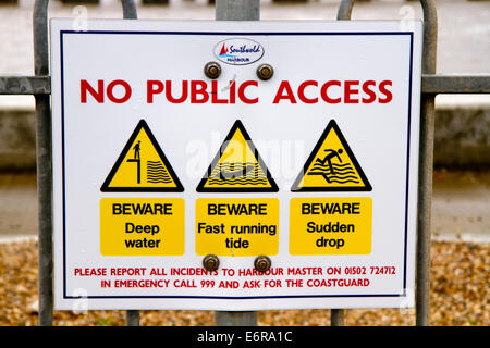 Wasser Gefahr Schild an einem Zaun, der Hafen, Southwold, Suffolk, UK Stockfoto