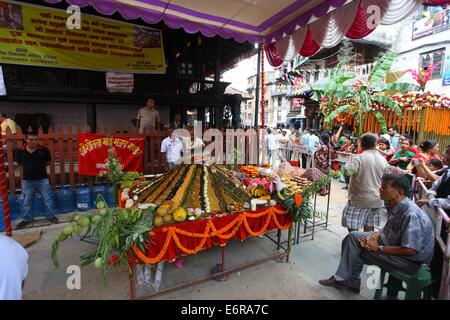 Kathmandu, Nepal. 29. August 2014. Hindu Anhänger bereiten Samay Dwan (einen Haufen von ausgetretenen Reis und andere Elemente), Gebete vor dem Ganesh-Tempel bei Ganesh Chaturthi Festival in Kathmandu, Nepal, 29. August 2014 anzubieten. Das Festival kennzeichnet den Geburtstag von Lord Ganesha, die weit von den Hindus als Gott der Weisheit, Wohlstand und Glück verehrt wird. Bildnachweis: Sunil Sharma/Xinhua/Alamy Live-Nachrichten Stockfoto