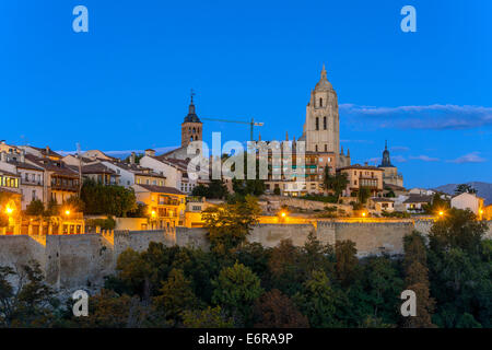 Die Skyline der Stadt in der Abenddämmerung, Segovia, Kastilien und Leon, Spanien Stockfoto