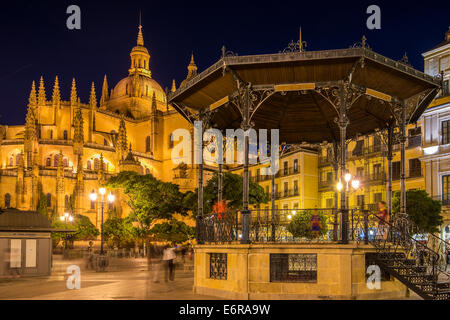 Nachtansicht des Plaza Mayor, mit Kathedrale hinter Segovia, Kastilien und Leon, Spanien Stockfoto