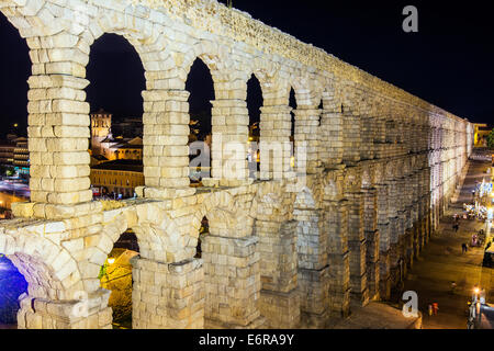 Nachtansicht der römische Aquäduktbrücke, Segovia, Kastilien und Leon, Spanien Stockfoto