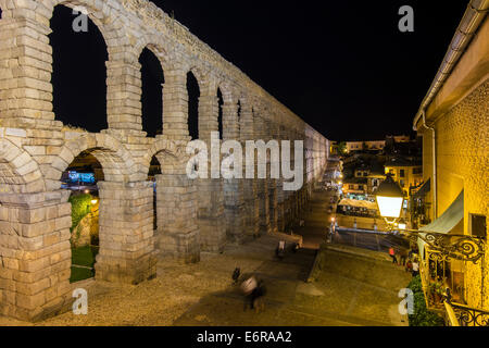 Nachtansicht der römische Aquäduktbrücke, Segovia, Kastilien und Leon, Spanien Stockfoto