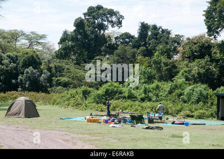 Mitarbeiter arbeiten im Camp auffallend und sammeln Kit auf Campingplatz in der Nähe von Makalia Falls in Lake Nakuru National Park Kenia in Ostafrika Stockfoto