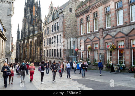 Touristen zu Fuß hinauf Castlehill, Royal Mile in Richtung Edinburgh Castle Stockfoto