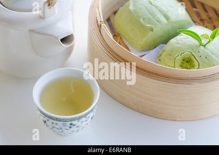 Nahaufnahme, heißen Tee und grünen Mantou (Chinesisch gedämpfte Brötchen) Stockfoto