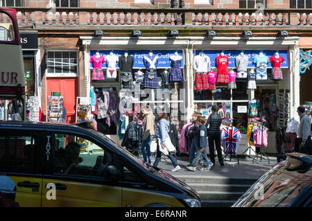 Taxis und Touristen außerhalb einen Souvenir-Shop auf der Royal Mile, Edinburgh Stockfoto