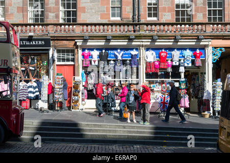 Touristen vor ein Geschenk-Shop auf der Royal Mile, Edinburgh Stockfoto