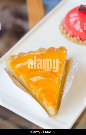 Stück Pfirsich Tarte auf Teller, Obst dessert Stockfoto