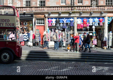 Touristen vor ein Geschenk-Shop auf der Royal Mile, Edinburgh Stockfoto