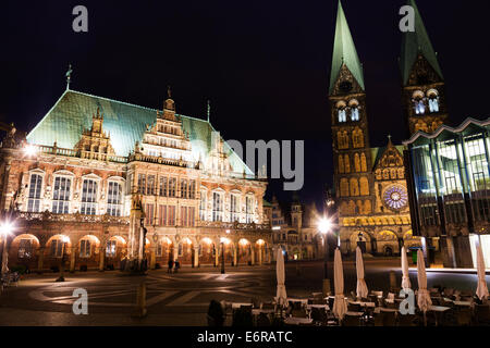 Nacht Blick auf den Bremer Marktplatz, das Rathaus und der Dom St. Petri. Stockfoto