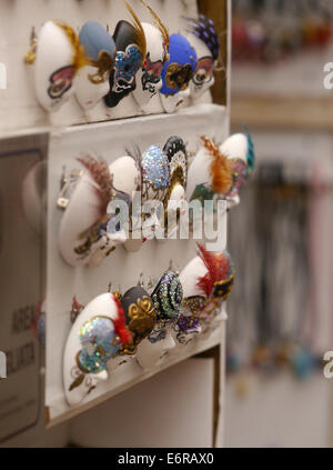 Eine Auswahl an kleinen Keramik Masken in einem Souvenirladen in Venedig. Stockfoto