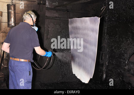 Spritzen ein Versteck am J & K Marktschreier der einzige Oak Bark Gerberei noch im Land am Colyton Devon Stockfoto