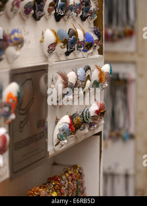 Eine Auswahl an kleinen Keramik Masken in einem Souvenirladen in Venedig. Stockfoto