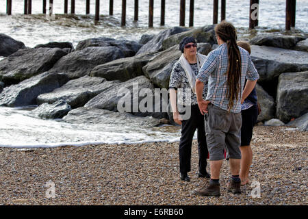 Menschen im Gespräch, Southwold, Suffolk, UK Stockfoto