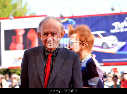 Venedig, Italien. 29. August 2014. US-Regisseur Frederick Wiseman (L) erhält den goldenen Löwen für sein Lebenswerk während der 71. Filmfestspielen in Venedig, Italien, am 29. August 2014. Bildnachweis: Xu Nizhi/Xinhua/Alamy Live-Nachrichten Stockfoto