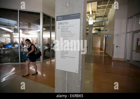 Studenten, entspannen, Wandern in den Fluren des neuen Campus der Austin Community College in Austin, Texas Stockfoto