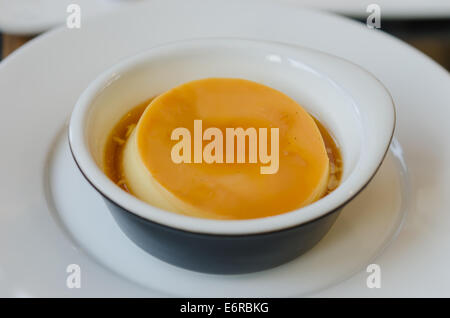 Creme Caramel, Creme Pudding Pudding in eine Schüssel geben Stockfoto