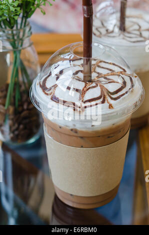 Eiskaffee mit Stroh im Plastikbecher Stockfoto