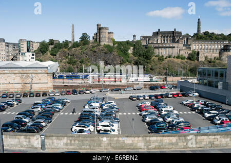 Edinburgh Waverley Bahnhof Station Parkplatz mit St Andrew House und Calton Hill im Hintergrund Stockfoto