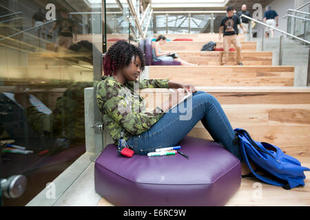 Afroamerikanische Studentin entspannt zwischen Klassen auf dem neuen Campus der Austin Community College in Austin, Texas Stockfoto