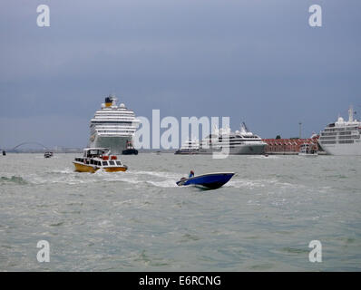 Großes Kreuzfahrtschiff im Canale della Giudecca in Venedig Stockfoto