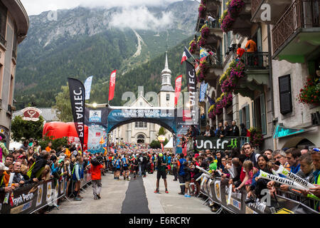 Chamonix Mont Blanc, Frankreich. 29. August 2014. Chamonix Mont Blanc, Frankreich. 29. August 2014. UTMB begann im Regen von Chamonix Mont Blanc, Frankreich um 17.30 Uhr am 29.08.2014. Das Rennen führt durch 3 Alpenländer (Frankreich, Schweiz und Italien), über viele hohe Pässe für insgesamt 163km laufen und 9600m Höhe Gewinn insgesamt während der Umrundung des Mont Blanc-Massivs. Das Rennen wird in Teilautonomie mit nur ein paar Haltestellen für Futter und Wasser durchgeführt. Es ist für 2 Nächte und 2 Tage laufen. Die ersten Läufer werden voraussichtlich Chamonix um 14 Uhr morgen am nächsten Tag erreichen. © Stockfoto