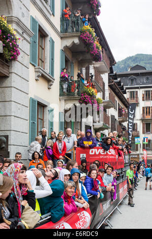 Chamonix Mont Blanc, Frankreich. 29. August 2014. Chamonix Mont Blanc, Frankreich. 29. August 2014. Zuschauern in Chamonix im Büro des Bürgermeisters wartet auf den Start. UTMB begann im Regen von Chamonix Mont Blanc, Frankreich um 17.30 Uhr am 29.08.2014. Das Rennen führt durch 3 Alpenländer (Frankreich, Schweiz und Italien), über viele hohe Pässe für insgesamt 163km laufen und 9600m Höhe Gewinn insgesamt während der Umrundung des Mont Blanc-Massivs. Das Rennen wird in Teilautonomie mit nur ein paar Haltestellen für Futter und Wasser durchgeführt. Es ist für 2 Nächte und 2 Tage laufen. © Genyphyr Novak Stockfoto