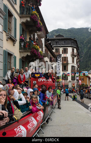 Chamonix Mont Blanc, Frankreich. 29. August 2014. Chamonix Mont Blanc, Frankreich. 29. August 2014. Zuschauern in Chamonix im Büro des Bürgermeisters wartet auf den Start. UTMB begann im Regen von Chamonix Mont Blanc, Frankreich um 17.30 Uhr am 29.08.2014. Das Rennen führt durch 3 Alpenländer (Frankreich, Schweiz und Italien), über viele hohe Pässe für insgesamt 163km laufen und 9600m Höhe Gewinn insgesamt während der Umrundung des Mont Blanc-Massivs. Das Rennen wird in Teilautonomie mit nur ein paar Haltestellen für Futter und Wasser durchgeführt. Es ist für 2 Nächte und 2 Tage laufen. © Genyphyr Novak Stockfoto