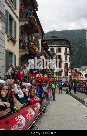 Chamonix Mont Blanc, Frankreich. 29. August 2014. Chamonix Mont Blanc, Frankreich. 29. August 2014. UTMB begann im Regen von Chamonix Mont Blanc, Frankreich um 17.30 Uhr am 29.08.2014. Das Rennen führt durch 3 Alpenländer (Frankreich, Schweiz und Italien), über viele hohe Pässe für insgesamt 163km laufen und 9600m Höhe Gewinn insgesamt während der Umrundung des Mont Blanc-Massivs. Das Rennen wird in Teilautonomie mit nur ein paar Haltestellen für Futter und Wasser durchgeführt. Es ist für 2 Nächte und 2 Tage laufen. Die ersten Läufer werden voraussichtlich Chamonix um 14 Uhr morgen am nächsten Tag erreichen. © Stockfoto