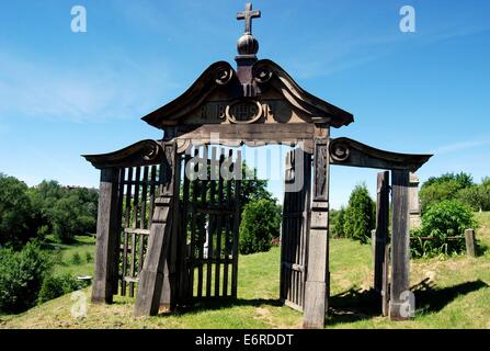 LUBLIN, Polen: 1814 hölzerne Friedhofstor an das regionale Ethnographische Freilichtmuseum Skansen genannt Stockfoto