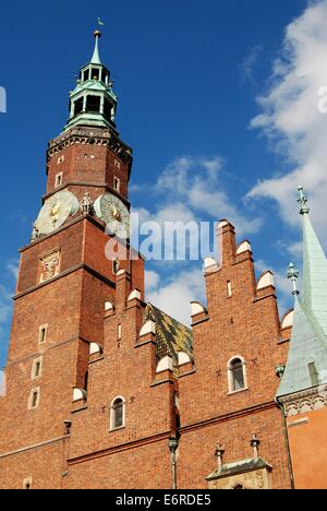 WROCLAW, Polen: Bell-Clock Tower und Ziegelstein Giebel des späten 15. bis Anfang des 16. Jahrhunderts Ratusz (Rathaus) Stockfoto