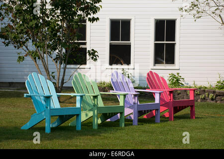 Michigan, Mackinac Island. Bunte Adirondack Stühle auf Rasen. Stockfoto