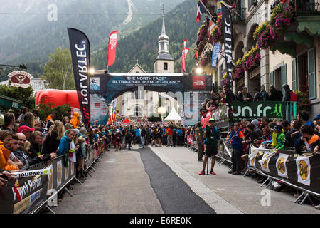 Chamonix Mont Blanc, Frankreich. 29. August 2014. Chamonix Mont Blanc, Frankreich. 29. August 2014. Wartet auf den Start des UTMB mit Blick auf die Läufer. UTMB begann im Regen von Chamonix Mont Blanc, Frankreich um 17.30 Uhr am 29.08.2014. Das Rennen führt durch 3 Alpenländer (Frankreich, Schweiz und Italien), über viele hohe Pässe für insgesamt 163km laufen und 9600m Höhe Gewinn insgesamt während der Umrundung des Mont Blanc-Massivs. Das Rennen wird in Teilautonomie mit nur ein paar Haltestellen für Futter und Wasser durchgeführt. Es ist für 2 Nächte und 2 Tage laufen. © Genyphyr Novak/A Stockfoto